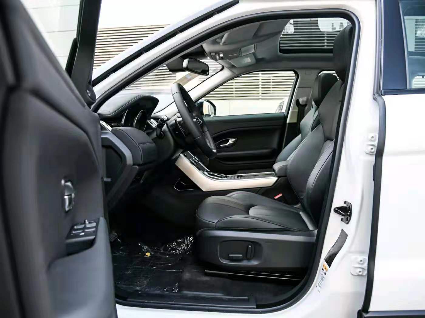 引爆你(nǐ)的駕駛欲望,路(lù)虎攬勝極光(guāng)7秒破百,你(nǐ)還(hái)在等什麽(圖3) 引爆你(nǐ)的駕駛欲望,路(lù)虎攬勝極光(guāng)7秒破百,你(nǐ)還(hái)在等什麽(圖3)