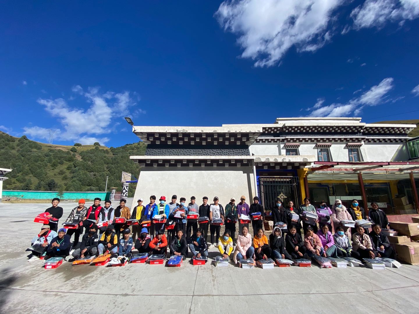 鴻粵公益回顧丨家國(guó)同歡月同圓 溫暖滿載甘孜州(圖8)