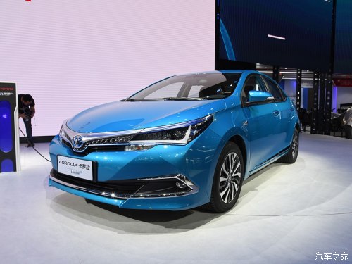 豐田又火(huǒ)了！卡羅拉雙擎E+送粵A牌，油耗低至1.3L，續航9