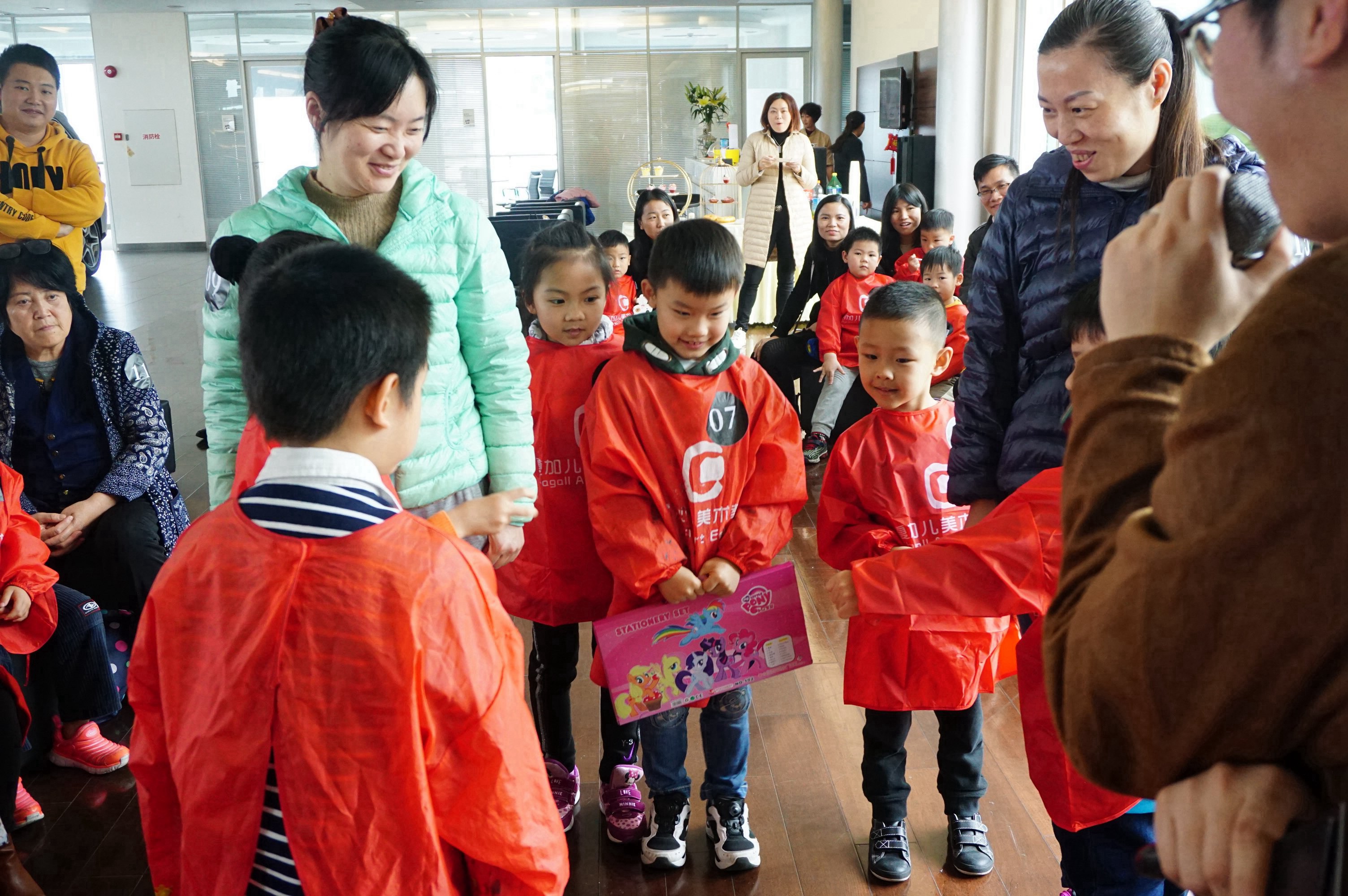 2019，愛你(nǐ)依舊 ——鴻粵星輝攜手夏加兒美術(shù)一起安全童行(圖6)